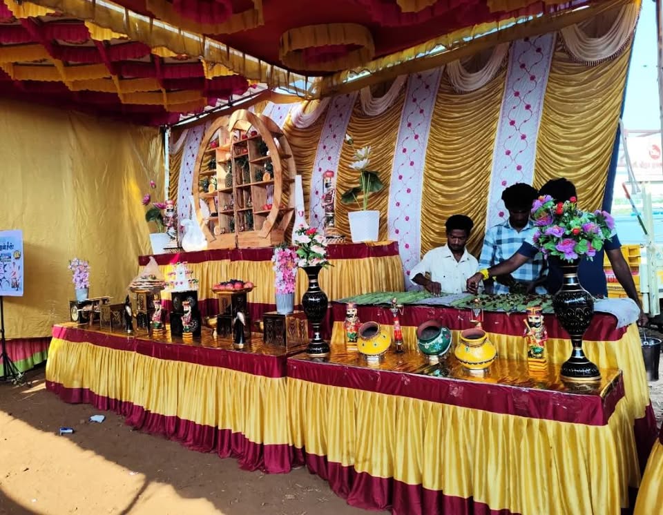 Outdoor beeda stall with live service